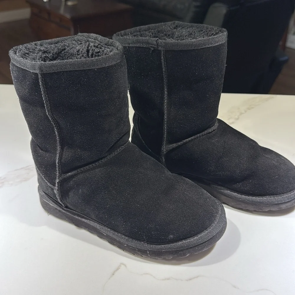 🥳🥳UGG Classic Short Boot, Authentic, Leather & Genuine Sheepskin, Size W5